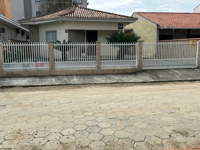 Vendo cerca de alumínio
