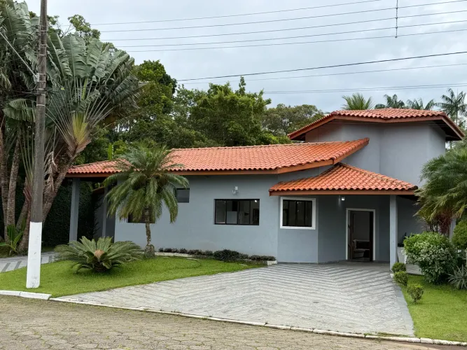 Cada alto padrão em condomínio fechado lindíssima pronta para morar..