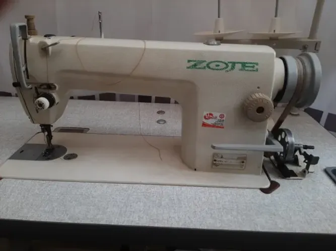 Maquina de costura Industrial Reta Zoje - Usada.