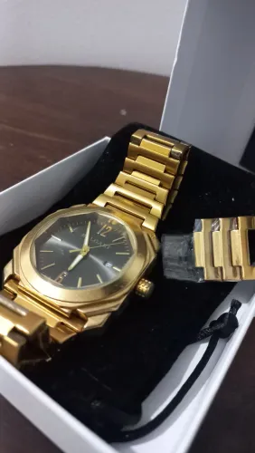 Lindo relógio dourado