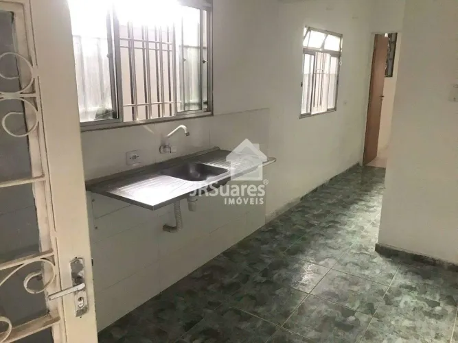 CASA EM RESIDENCIAL C/ 1 SUÍTE - PQ. CASA DE PEDRA