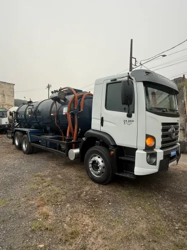 Vw 24260 2022 truck 6x2 tanque vácuo vacoll limpa fossa