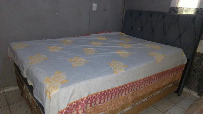 Cama com cabeceira