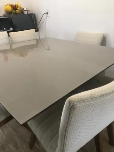 Mesa de 6 lugares com as cadeiras em linho