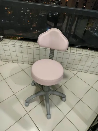 Cadeira mocho com encosto (rosa)