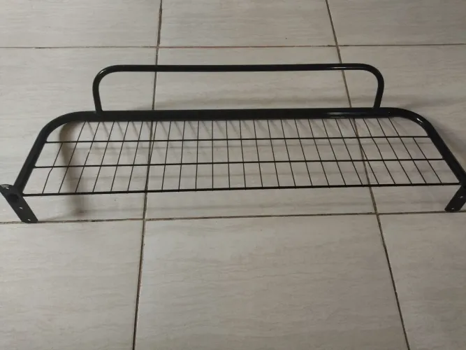 Cabideiro e prateleira 