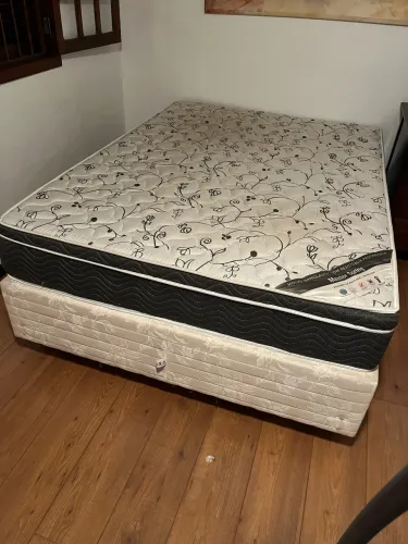 Vende-se cama box tamanho padrão em Macaé