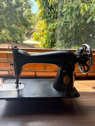 Máquina de Costura Antiga em Ferro Fundido - Peça Vintage / Decoração / Cenografia