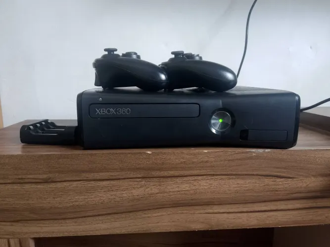 Xbox 360 semi novo ,desbloqueado ,2 controles, 32 jogos no hd , entre em contato para mais