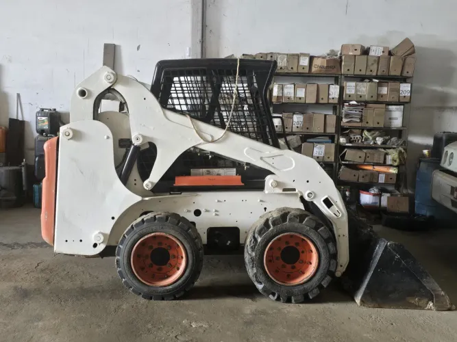 Minicarregadeira Bobcat S175 ano 2012