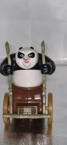 Boneco Po's Rickshaw Racer da Mattel, lançado em 2010 para o filme Kung Fu Panda 2.