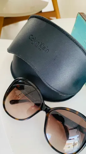 Óculos de Sol Calvin Klein Collection Sofisticação e Estilo | Modelo Tartaruga Original