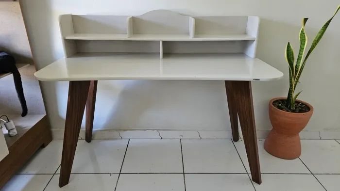 Escrivaninha Artely Off White e Cinamomo em Ótimo Estado