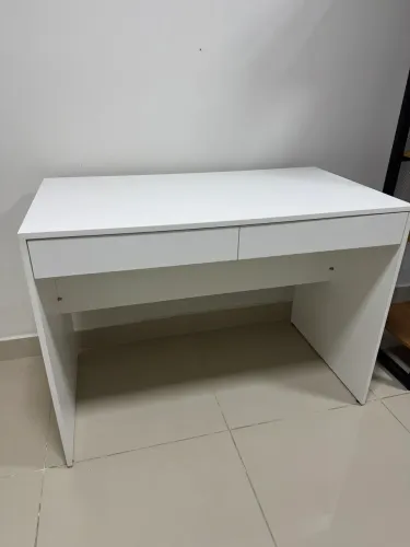 Mesa de escritório com gaveta