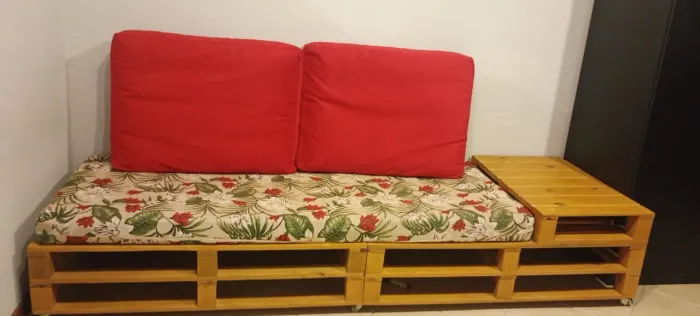Sofá de Palete Multiuso + 2 Almofadas de Encosto