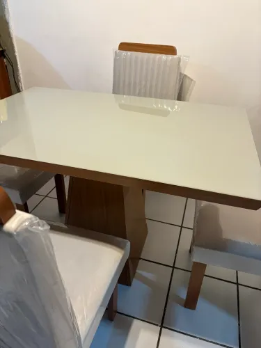 Mesa com 4 cadeiras no plástico