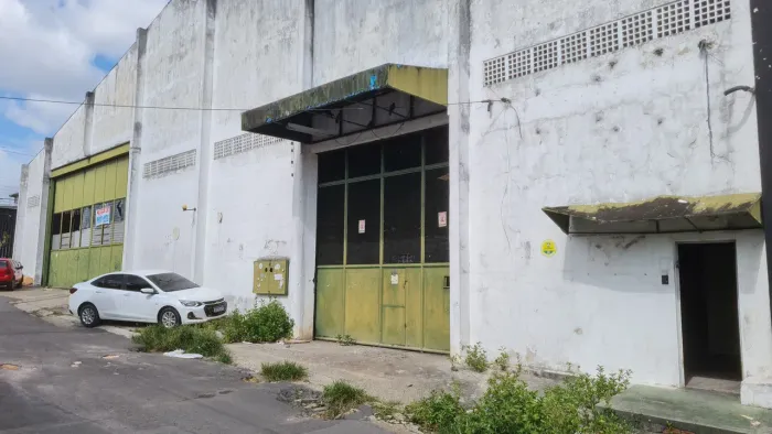 Alugo Galpão no Japim com 1.000 m2 e Doca.