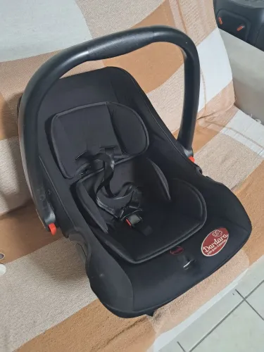 Cadeirinha de automóvel para bebê.