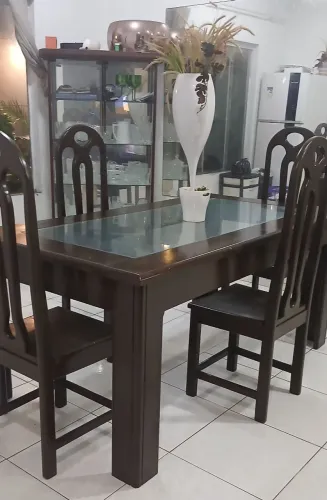 Mesa de Madeira com 4 Cadeiras 