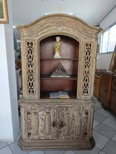 Cristaleira ou Oratório ou Armário com 3 prateleiras e madeira toda trabalhada