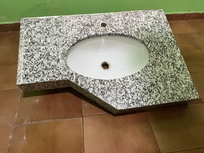 Conjunto para banheiro com armário e pia de granito com cuba.