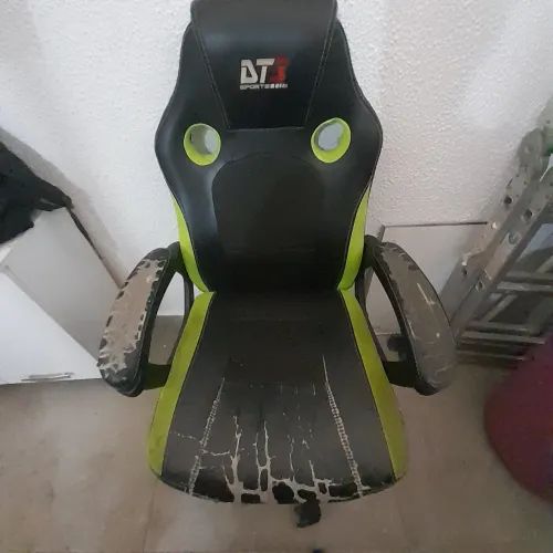 Cadeira Gamer DT3 shorts com avarias no estofado. O resto está perfeito.