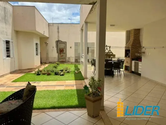 Casa à venda, 3 quartos, 1 suíte, 2 vagas, CHACARAS TUBALINA E QUARTEL - Uberlândia/MG