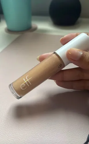 corretivo elf na cor medium sand