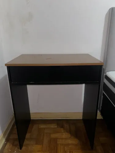 Mesa pequena de escrivaninha