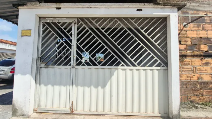Vendo um portão de metalon medindo 3.30 x2.30