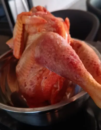 Frango Caipira Gigante (verdadeiro sem açafrão) - 2,5 kg