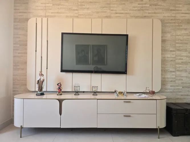 Home com painel de tv.