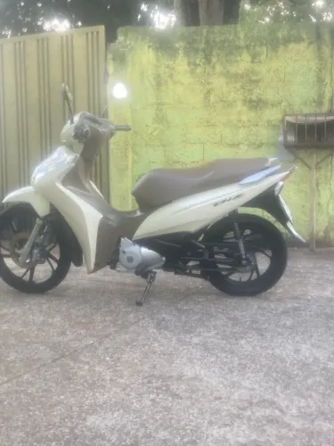 Bem conservado moto de mulher 