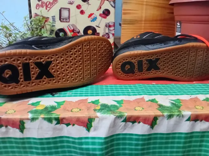 Tênis casual/skate Qix preto e laranja (2000)