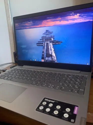 Notebook com mouse e teclado de membrana