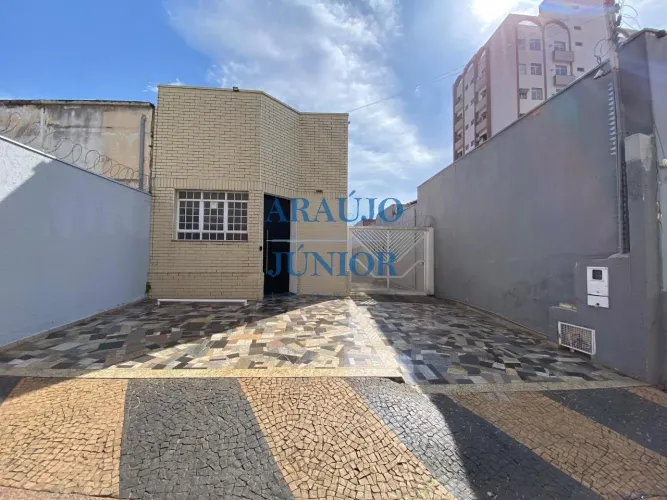 Casa Comercial para Locação no Centro de Americana-SP: 6 Salas, 5 Banheiros, 8 Vagas de Ga