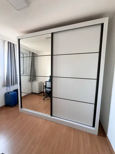 Guarda roupa MDF Semi Novo grande com espelho