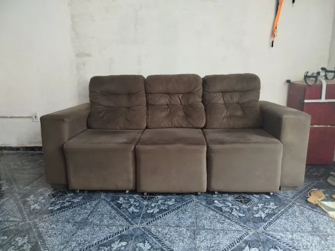 Vende-se sofá de 3 lugares.