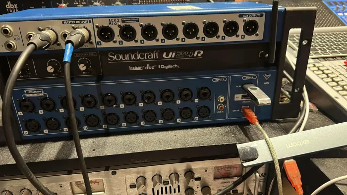 Mesa de som 24 canais SoundCraft ui24 