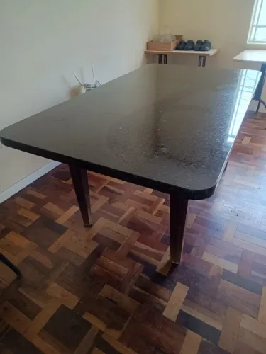 Mesa de Mármore com Base de Apoio em Madeira Maciça Encaixada