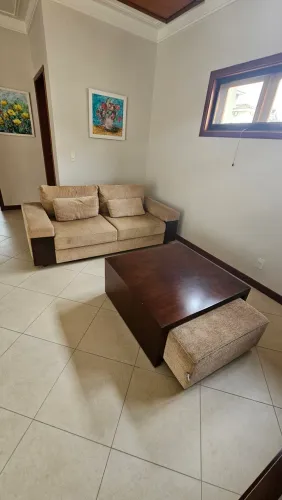 Sofá reclinável,  rack e mesa de centro