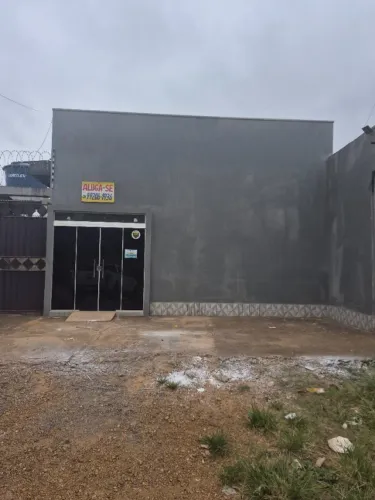 Aluga-se PRÉDIO COMERCIAL: salão amplo, escritório, 2 banheiros internos, área de serviço,