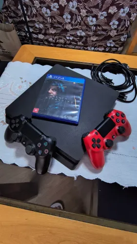 Playstation 4 Slim 500gb com 2 controles + Death Stranding