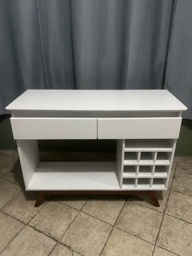 RACK PARA SALA COM PORTA VINHOS