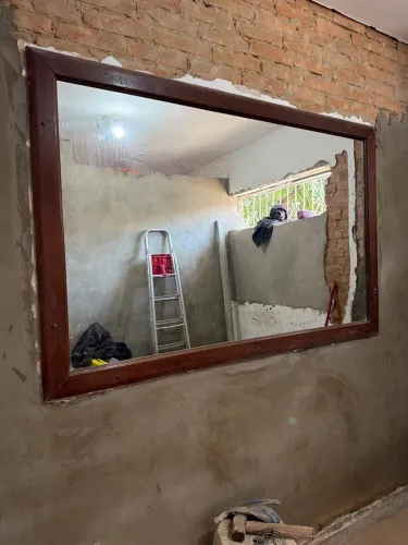 Vende-se Espelho grande emoldurado em madeira 