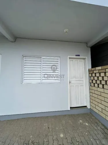 Kitnet estilo estúdio disponível para locação no bairro Mato Alto, em Araranguá/SC.