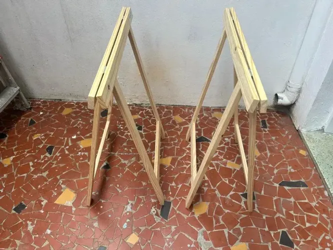 Par de cavaletes dobráveis de madeira - praticamente novos
