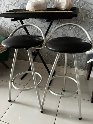 Duas banquetas de alumínio