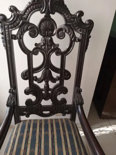 Cadeira tipo trono