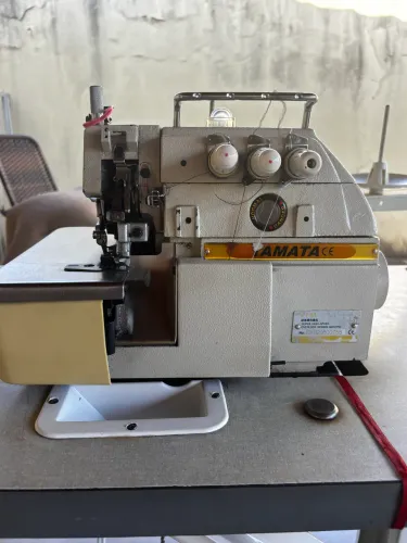 Máquina de costura Yamata fy33 overloque usada